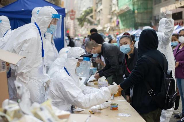 香港政府终于承认现行抗疫措施失效，稳控疫情必须两个“一切”