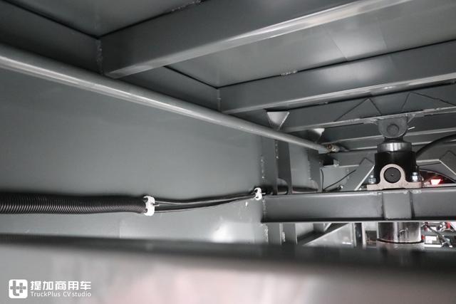 拉砂石料自卸车