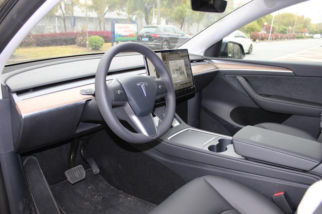 试驾特斯拉Model  Y：这玩意儿开起来咋就那么像个“大玩具”？