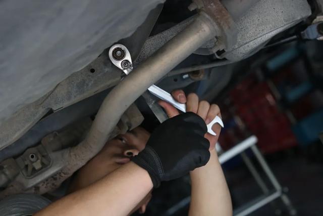 怪兽修车:翻新24万公里的天籁公爵,底盘性能维修,专治实用派-封面新闻