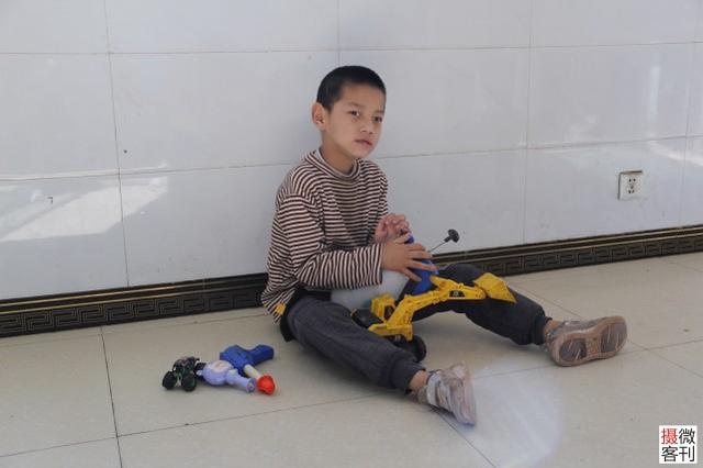 女子为当妈借钱做试管，流产后再度怀孕儿子却患上脑瘫，苦撑6年