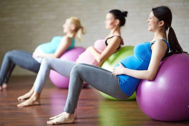 朱珠晒健身照，挺孕肚举哑铃，怀孕期间多大运动量比较合适