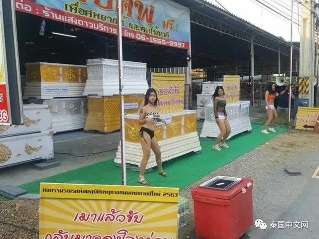 奇葩！泰国一棺材店聘请美女模特跳舞带货，棺材销量明显增加