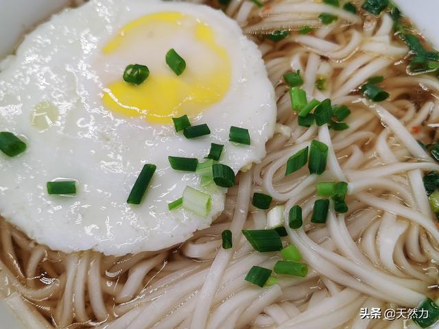 麵條怎麼煮好吃又簡單,簡單的煮麵條怎麼做好吃(春天給家人做麵條)