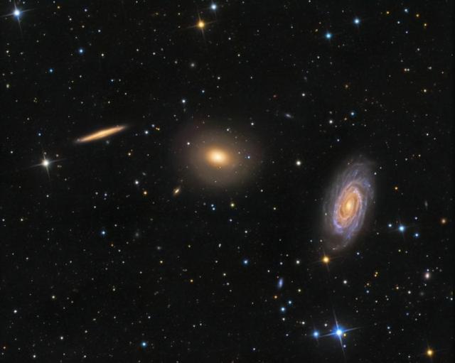 宇宙“bug”？三个一模一样的星系出现，应该如何解释？