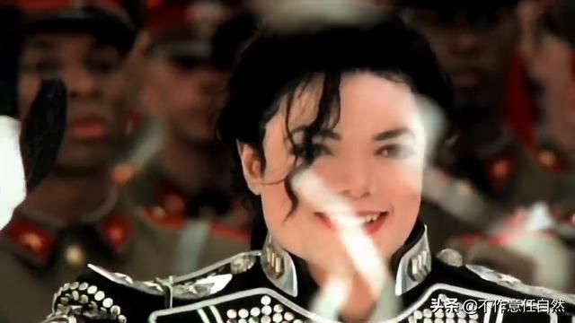迈克尔杰克逊怎么变白的，迈克杰克逊黑皮肤怎么会变白的呢？