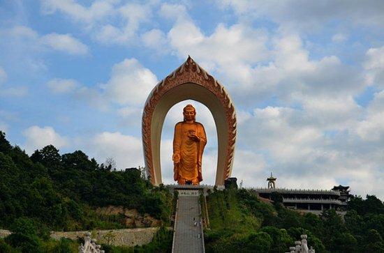 九江的旅游景点很多,比如中华十大名山之一的庐山,佛教净土宗的发源地
