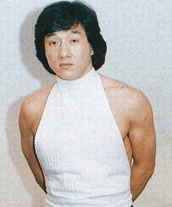 成龙上身一身腱子肉,一看就是练武的身材.