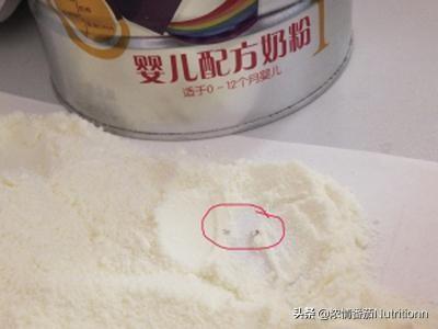 奶粉里有橙色颗粒正常吗（奶粉里的红点黑点）(5)