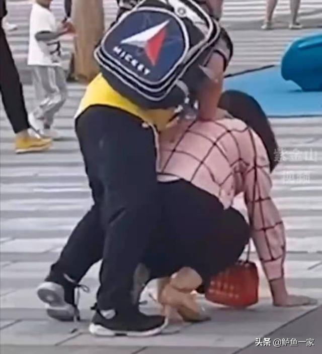 陕西男孩按妈妈在马路上拳打脚踢，一味地惯只能把孩子推向深渊