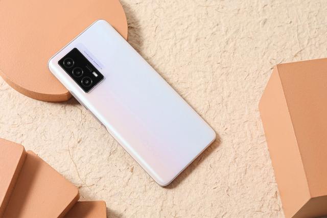 四大品牌双11定制手机盘点：都是1599元价位，谁会成为首选？