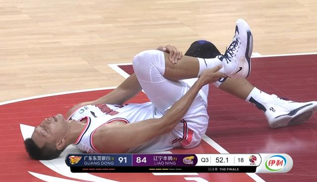 19-20cba总决赛第三场易建联（中国男篮遭重创！易建联无对抗倒地，被搀扶离场，广东女球迷痛哭）