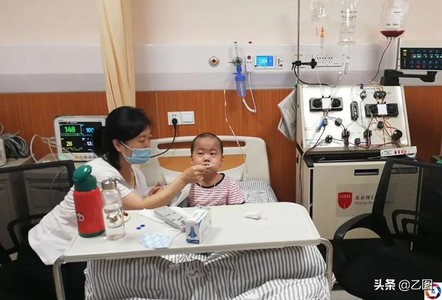 4岁男童生命垂危，独自一人在移植仓里求生，父母隔着监控屏流泪