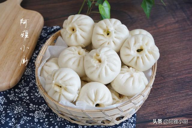 图文 包子总是死皮塌皮 发面很重要 有人说放碱 有人说放糖 都不对 包子皮面水比例 Www Caipu56 Com