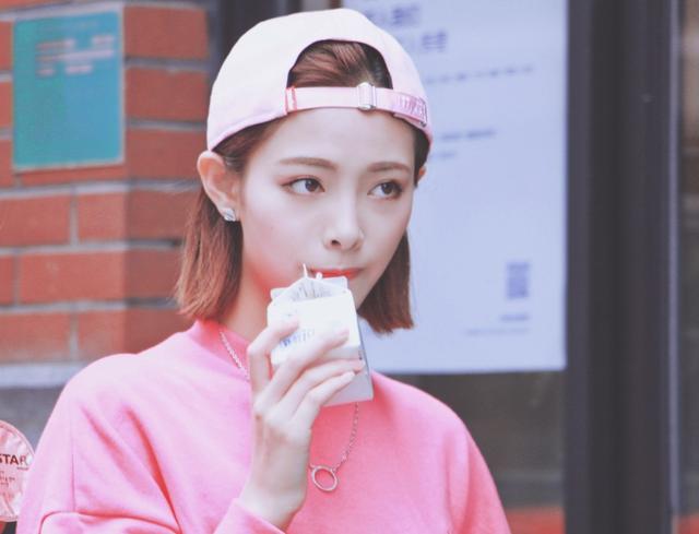 <strong>戴粉帽子的許佳琪好好看，膚白氣質(zhì)甜美</strong>