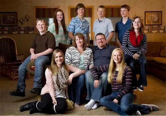 24年前，轰动世界的全球首例七胞胎，现已长大成人，离开获赠别墅