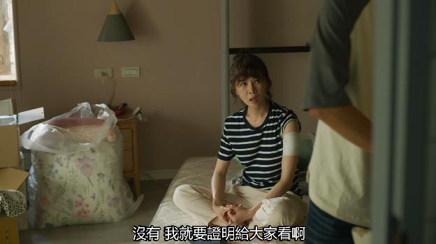 台湾省，一个庸俗的女孩，上厕所不关门。40岁的她兴奋不起来。
(图16)