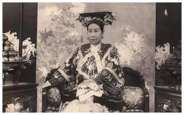 李莲英姐姐隐瞒多年，大清灭亡后才敢说，慈禧其实不是病死的