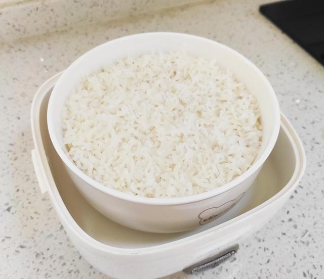 2个人蒸米饭水米比例(6个人蒸米饭几碗米)