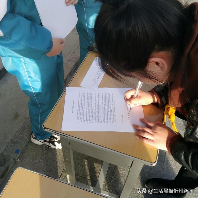 小學足球隊旗設計圖（原平市實驗小學校舉行校園足球隊啟動儀式）