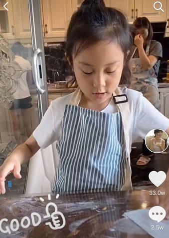 李小璐整容:李小璐与朋友聚餐，下巴突兀被疑又整容，戴定制项链镶满耀眼钻石