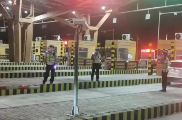 男子上完厕所后发现车被 偷 慌张报警竟闹大乌龙 记错停车位了 全网搜