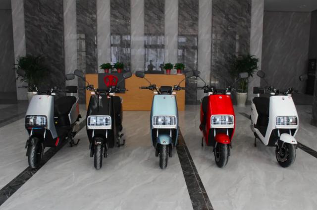 2款爆款电动车来了，外观漂亮更好骑，一次充电续航120公里