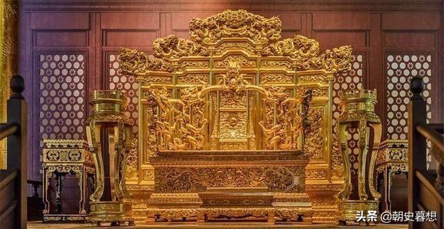 一种是自己冲出来和文官集团杠,比如朱元璋,朱棣,朱厚熜,朱由检都是