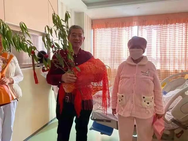 67岁生宝宝：爸爸再次直播，被人质疑用孩子赚钱，应该多陪孩子