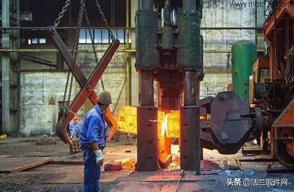 制砂机用高铬钢锤头作用