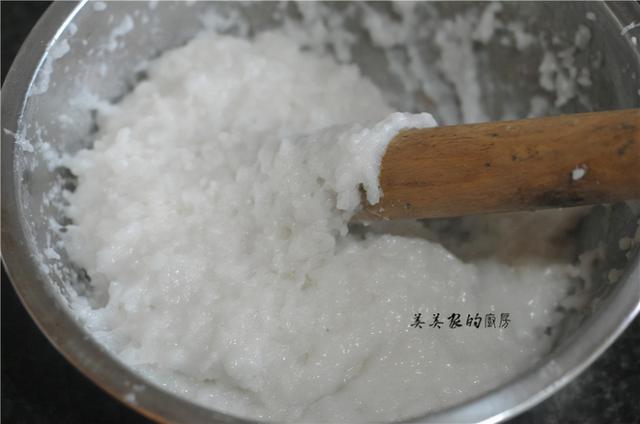 用花生和黄豆，做一道滋补小点心，蒸一蒸揉一揉，当早餐也特香