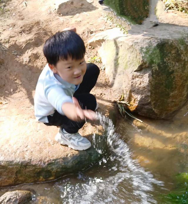 带宝宝爬天平山