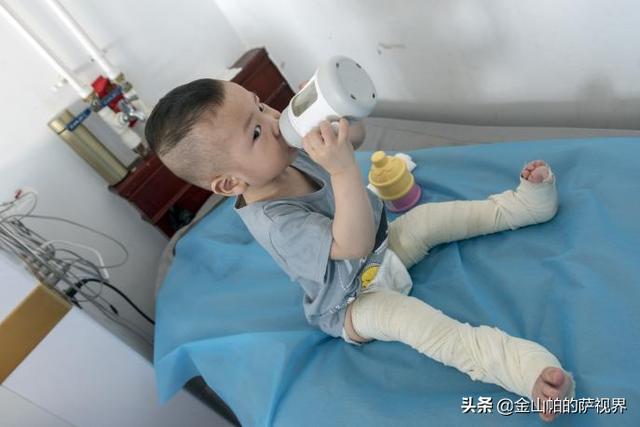 湖北咸宁：“咣当”一声学步车撞向茶几，一壶开水引发宝宝悲剧