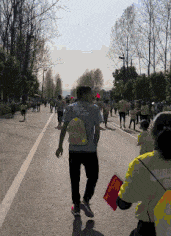 爆笑的动态GIF图片:熊孩子,小小鸽子敢跟我抢吃的!