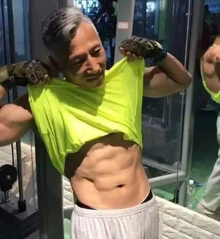 腹肌靠卷腹 60岁中国大爷腹肌照秒杀健美达人 动态卷腹功不可没 全网搜
