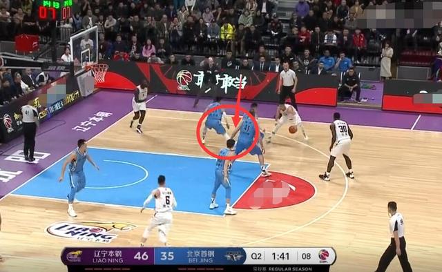 常规赛郭艾伦在进攻端晃倒林书豪（林书豪被郭艾伦晃倒？8倍慢镜头回看：运气站在了郭艾伦这边）