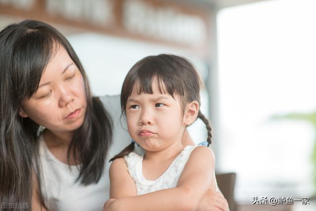 陕西男孩按妈妈在马路上拳打脚踢，一味地惯只能把孩子推向深渊