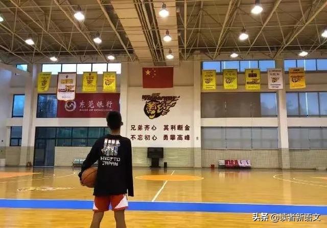 庫里獨臂少年照（13歲獨臂籃球少年一夜爆紅，58萬粉絲點贊：要么努力，要么放棄）