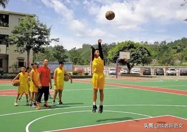庫里獨臂少年照（13歲獨臂籃球少年一夜爆紅，58萬粉絲點贊：要么努力，要么放棄）