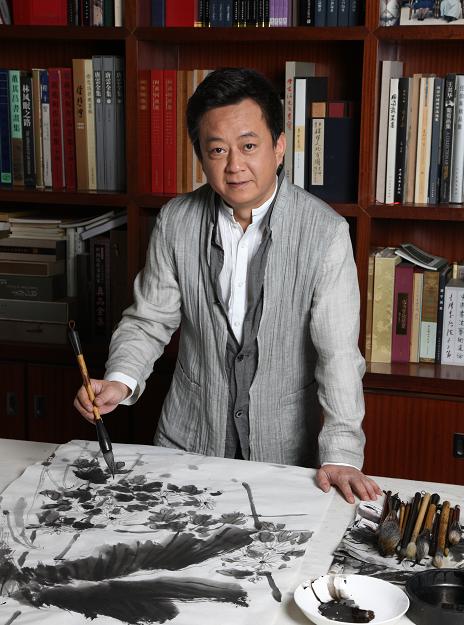 央视主持人朱军胜诉后首现身，鬓角斑白老态明显，每天坚持去上班