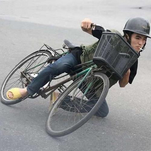 男人骑踏板摩托恶心图片