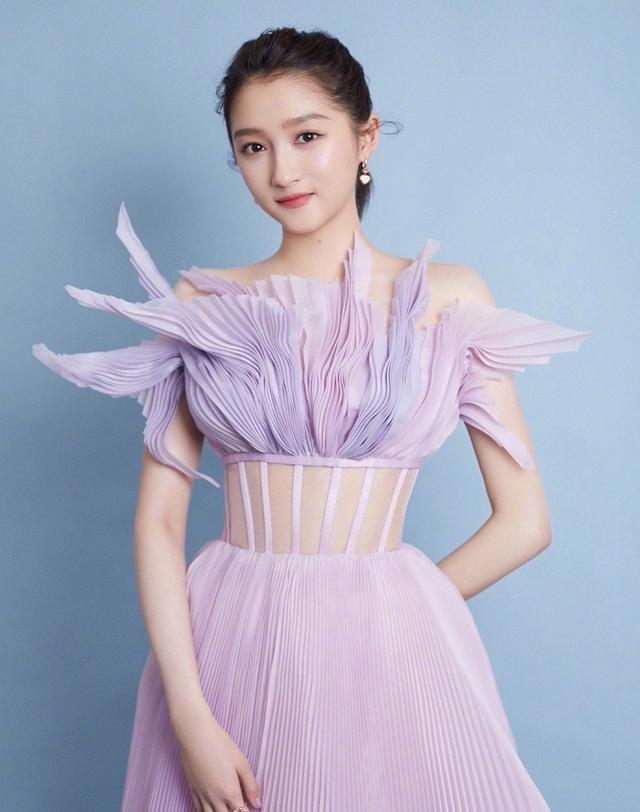 关晓彤体重多少斤身高(关晓彤体重多少)