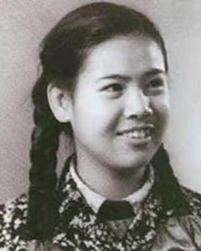 毛岸青扫墓遇大雨，邵华劝他改日再去，毛岸青：我盼这一天很久了