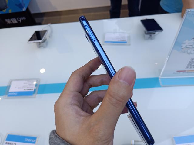 [云端云中君朋友圈自动点赞]，荣耀7x深色模式在哪设置