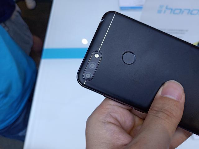 [云端云中君朋友圈自动点赞]，荣耀7x深色模式在哪设置