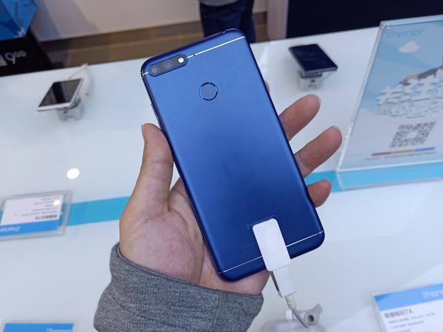 [云端云中君朋友圈自动点赞]，荣耀7x深色模式在哪设置