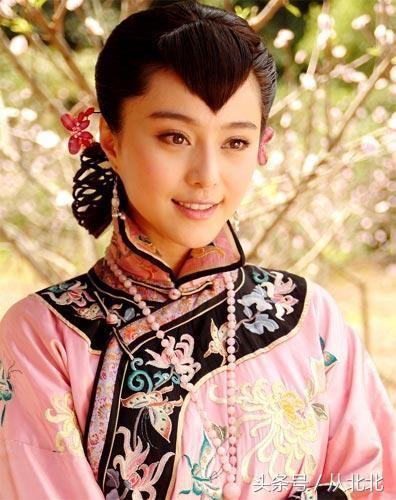 《庚子风云》这个姿势真的从小摆到大,只不过她这时候已经不合适这个