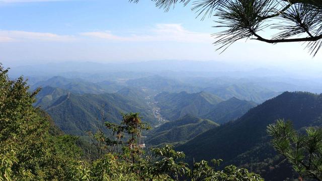 此名由來,是因天目山有東西兩峰,其中東峰大仙頂海拔1480米,西峰仙人