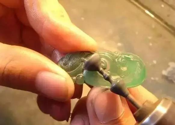 a货翡翠有沟壑翡翠抛光前vs抛光后这简直就是神级整容术