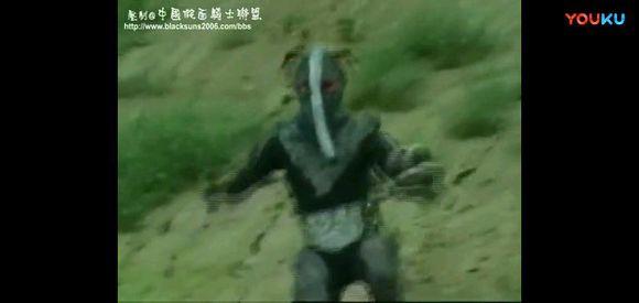 牛人把蜈蚣扔到破碎机